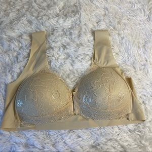 ✨no brand cream/nude front closure bra✨